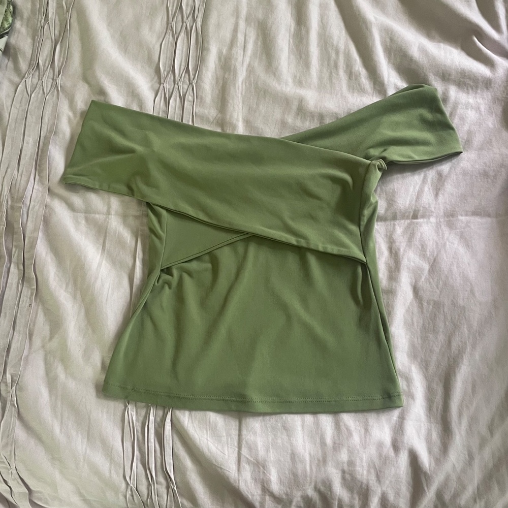 Green off the shoulder Y2K top - Picture 2 of 5
